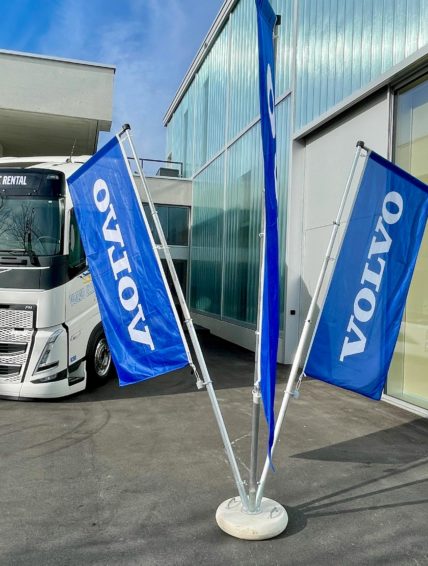 Frischer Arbeitgeberauftritt von Volvo Trucks. Employer Branding Strategie präsentiert durch POCMANYS am internen Kader-Kick-off 2024 im Campus Sursee.